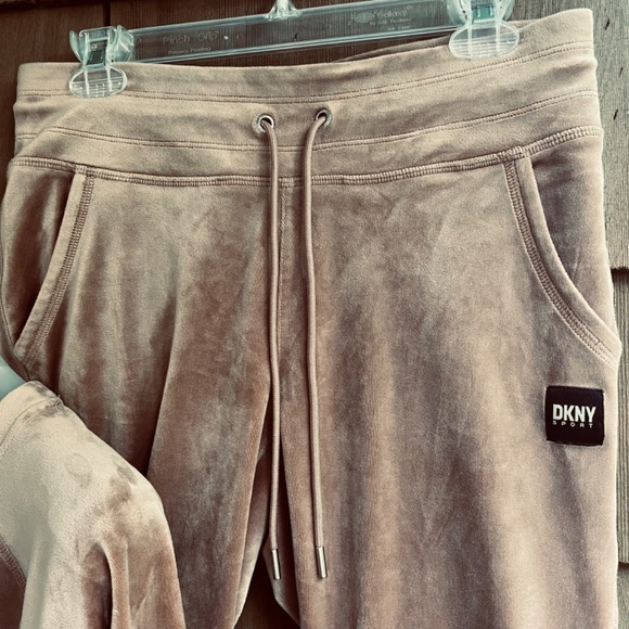 DKNY Platinum Velour Lounge Set Crewneck Sweatshirt (M) & Slim-Fit Joggers (S) - Picture 11 of 16